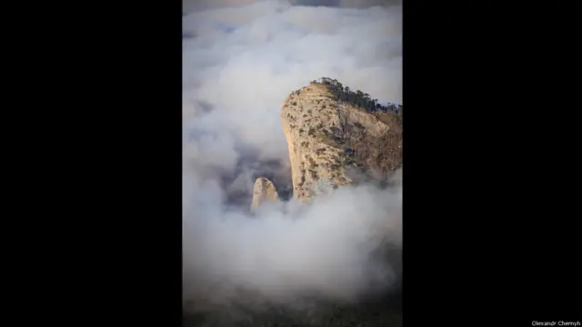 پنځمه جایزه: د کیالا پر څوکه غبار، الیګزاندر چرنیخ دا انځور د یالټا ملي پارک کې اخیستی.