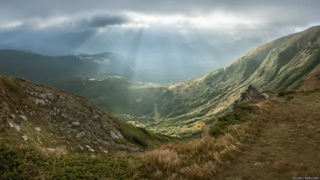 دویمه جایزه: د هویوریلا له غرونو نه اخیستل شوی انځور چې کارپیتهین ملي پارک پکې ښکاري.
