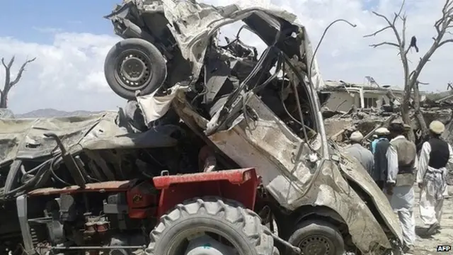 این انفجار خودروها و مغازه‌های زیادی تخریب کرده