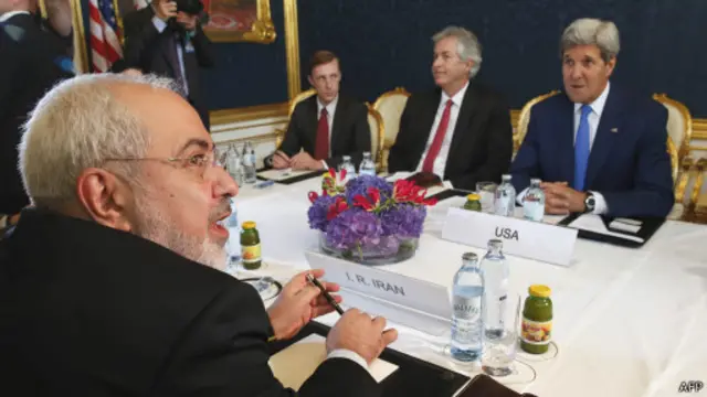 يتركز الخلاف في المباحثات بصورة أساسية على برنامج التخصيب النووي لدى إيران.