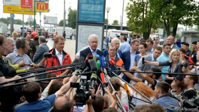 Мэр Москвы Сергей Собянин и глава департамента транспорта Максим Лексутов (слева).