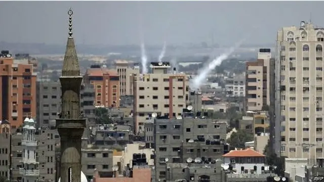 اسرائیل نے آٹھ جولائی سے فلسطینی علاقے میں بمباری کا سلسلہ شروع کر رکھا ہے اور اب تک سینکڑوں حملے کیے جا چکے ہیں