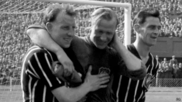 Trautmann se quejó de un dolor en el cuello, pero nunca se imaginó que lo tenía fracturado.