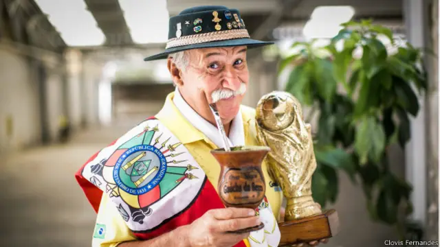 کلویس فرناندز تیم فوتبال برزیل را در بیش از ۶۰ کشور همراهی کرده و در ۱۵۳ بازی همراه تیم ملی کشورش بوده است