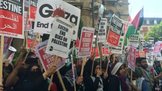 انتقد المتظاهرون ما وصفوه بـ"تحيز" بي بي سي ضد الفلسطينيين.