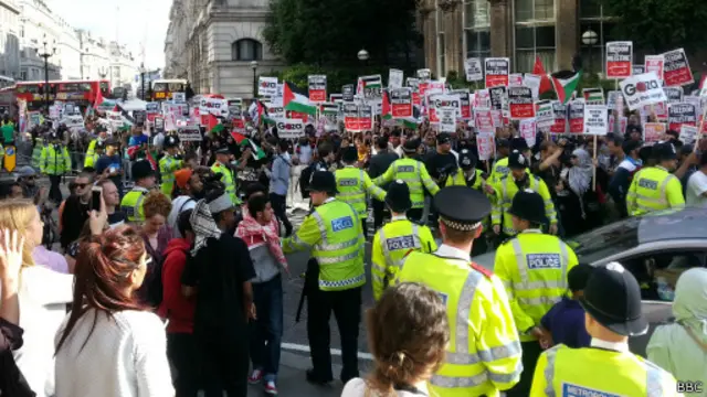 نشرت الشرطة البريطانية عشرات من رجالها حول المظاهرة.