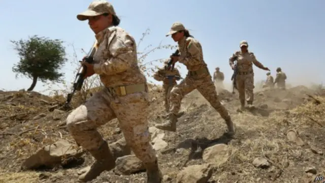 تستعد بعض المقاتلات في قوات البشمركة للذهاب إلى الصفوف الأولى لقتال المسلحين في تنظيم داعش