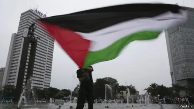 Indonesia menolak membuka hubungan diplomatik dengan Israel selama Palestina belum merdeka.
