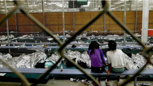 Duas garotas assistem TV (Getty)