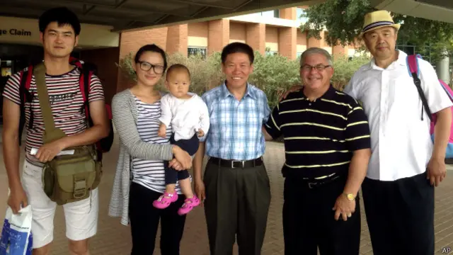 张慧馨（左二）、孙著磊（左一）与傅希秋（中）等教会成员在得州米德兰国际机场合影（15/7/2014）