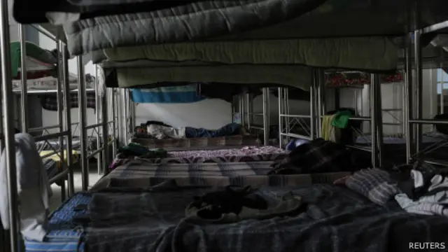 Imigrante dorme em beliche dentro em abrigo (Reuters)