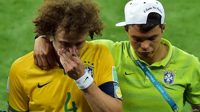 David Luiz y Thiago Silva tras la derrota 7-1 con Alemania