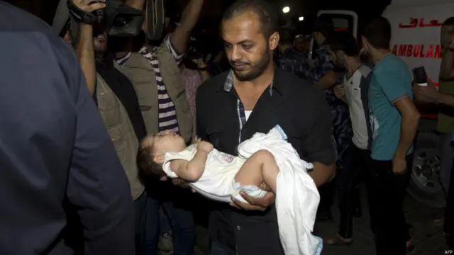 घायल बच्ची को ले जाते परिजन