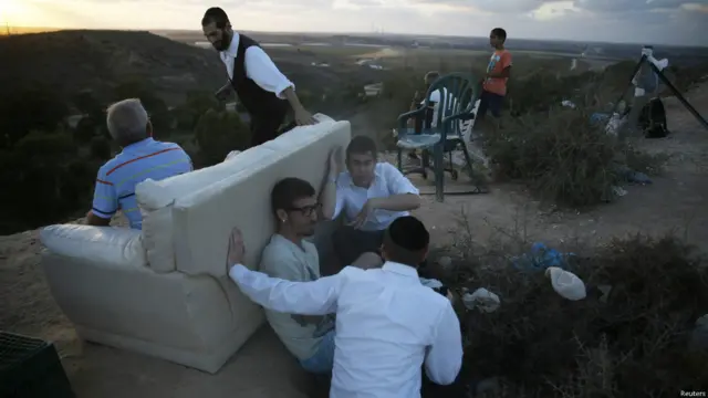 बमबारी देखते इसराइली नागरिक