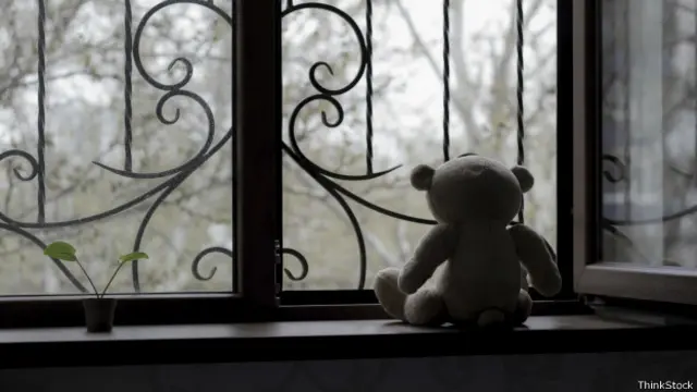 Urso de pelúcia na janela (ThinkStock)