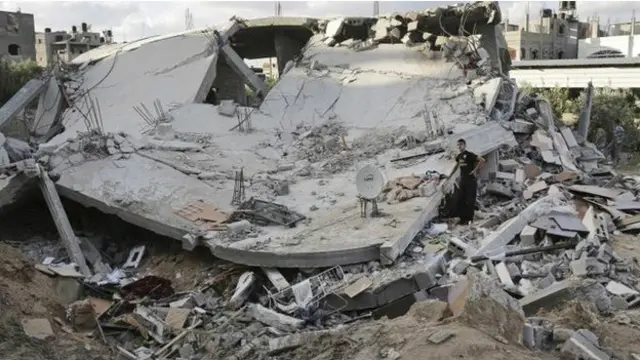 Người dân Palestine ở hiện trường một vụ oanh tạc của Israel