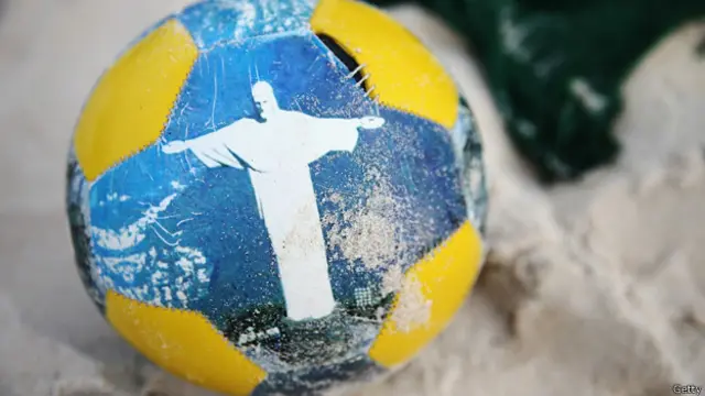 Cristo Redentor en una pelota de fútbol