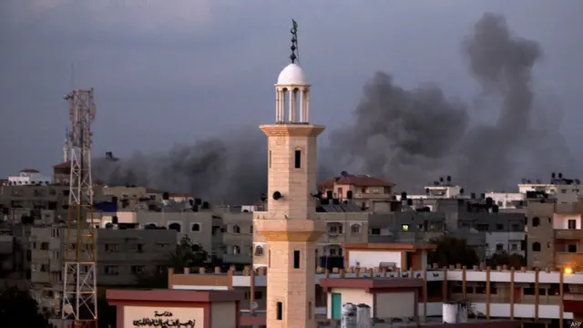 ग़ज़ा में उठता धुआं