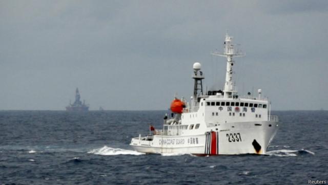 Tàu hải giám Trung Quốc gần giàn khoan Hải Dương 981 tại Biển Đông tháng 6/2014