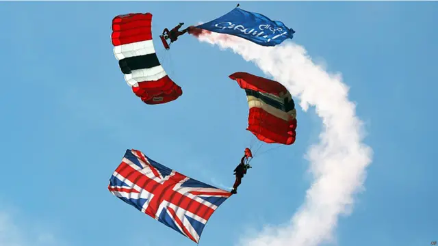 برطانوی فوج کی پیراشوٹ رجمنٹ ٹیم دا ریڈ ڈیولز نے بھی اس فضائی شو میں اپنے فن کا مظاہرہ کیا۔