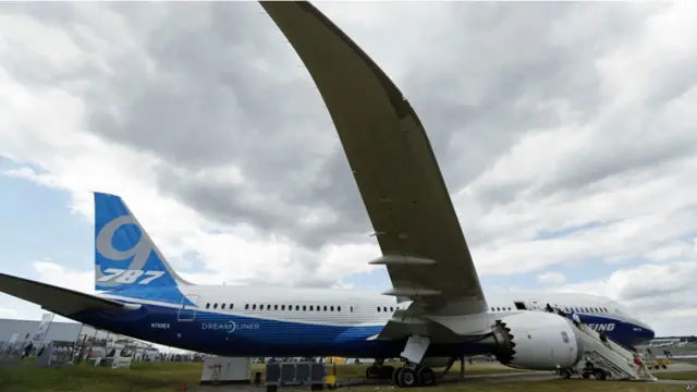 شو کے دوران بوئنگ 787 کو دیکھنے کے لیے شائقین نے خاصی دلچسپی لی، اور بطورِ خاص اس کے اندر جا کر دیکھا۔