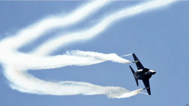 یہاں ایلینیا ایرماچی ایم-346 کو پرواز کرتے دیکھا جا سکتا ہے۔