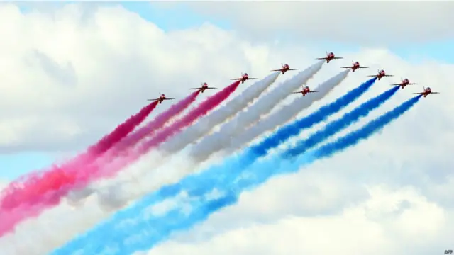 یہاں برطانیہ کی رائل ایئرفورس (آر اے ایف) کے ریڈ ایروز طیاروں کو کرتب دکھاتے ہوئےدیکھا جا سکتا ہے۔