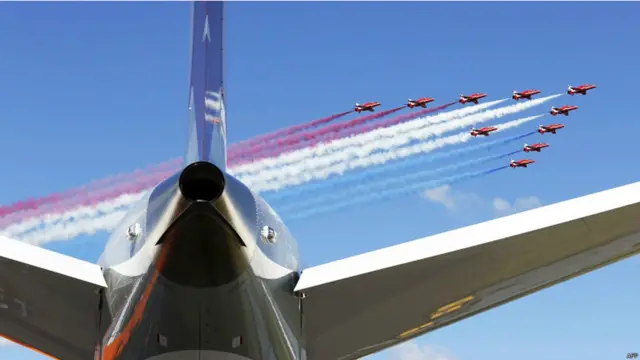 فارنبورو میں گذشتہ دو دنوں سے بین الاقوامی ایئر شو جاری ہے۔ یہ شو ہر دو سال بعد منعقد کیا جاتا ہے جس میں دنیا بھر سے کمپنیاں اپنے نئے طیاروں کی نمائش کرتی ہیں۔