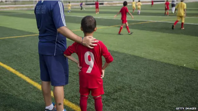 学生接受专业教练的指点