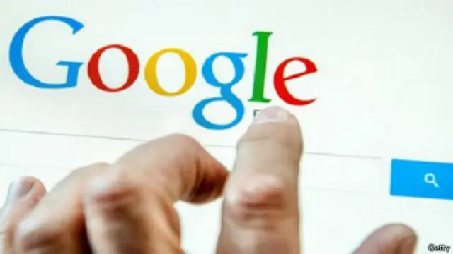 اصبع شخص ينقر شاشة مكتوب عليها غوغل