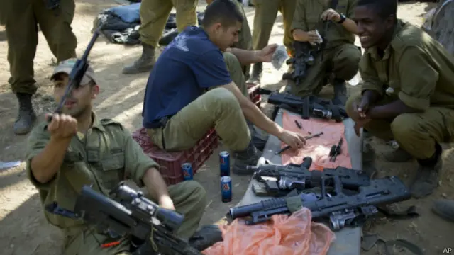 Израильские солдаты проверят свое оружие у границы с сектором Газа