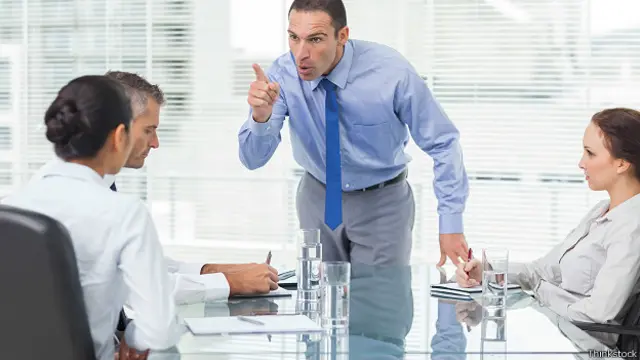 Разгневанный босс отчитывает сотрудницу