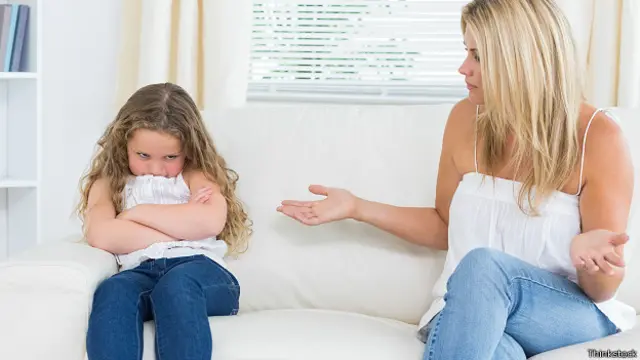 Мать отчитывает дочь