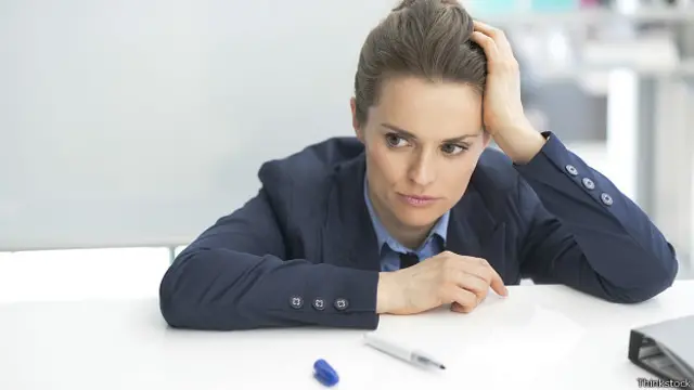 Расстроенная сотрудница