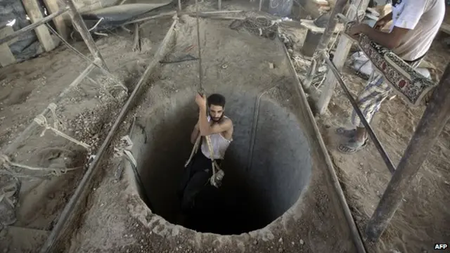 برای انتقال انواع کالاها از جمله مصالح ساختمانی، مواد غذایی و حتی اسلحه تونل‌هایی در زیرنوار مرزی با مصر حفر شد