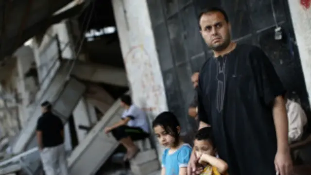 У дома боевика Хамас Махмуда аль-Захара, размбомбленного в ночь на среду