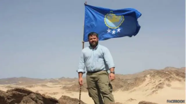 غرس هيتون العلم الذي صممته ابنته في "مملكته" الجديدة