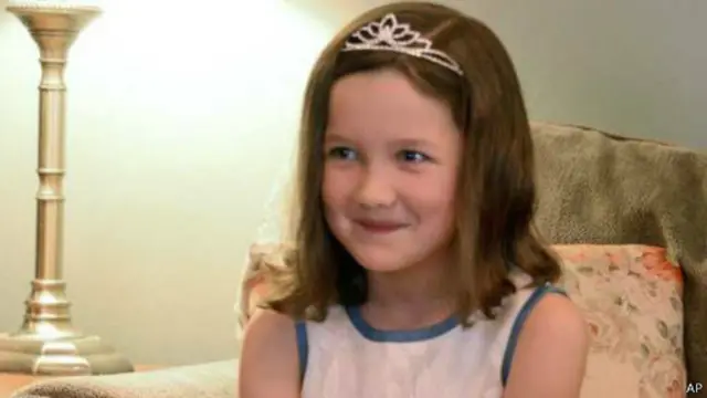 ترتدي إيميلي تاجها الملكي طوال الوقت وتصطحبه أينما تذهب