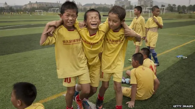 برخی از منتقدان در مورد موفقیت این آموزشگاه برای تربیت فوتبالیست های حرفه ای تردید دارند