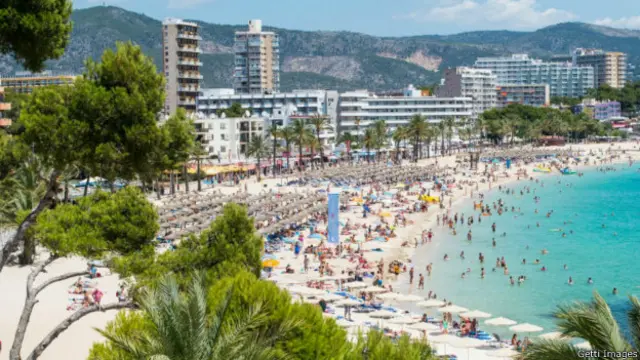 Почти 6 тыс. туристов "Невы" находятся сейчас за границей 