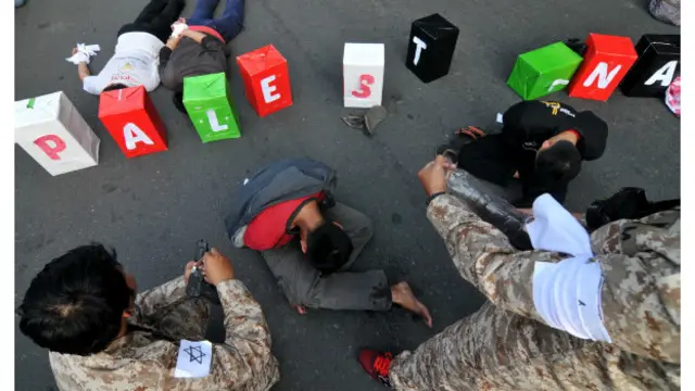 Dalam aksinya, para pendemo juga menggunakan label atau simbol Yahudi.