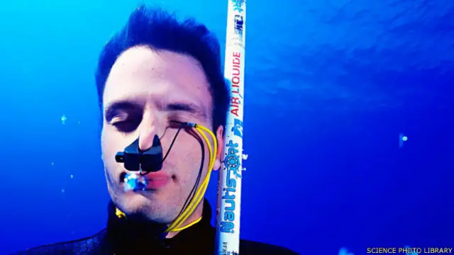 Submarinista aguantando la respiración.