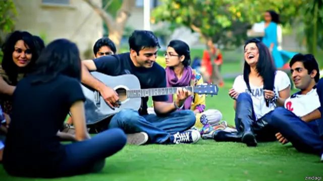 ज़िंदगी गुलज़ार है 