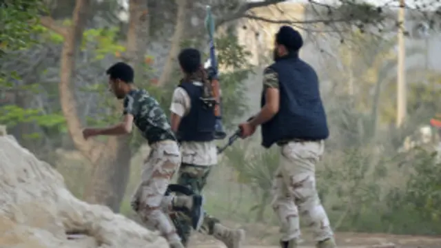 ماتزال المواجهات متواصلة بين ميلشيات متناحرة، تسعى للسيطرة على مطار طربلس الدولي.