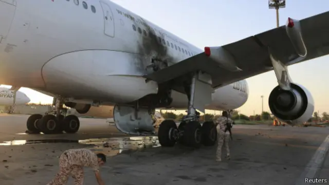 طائرة أصيبت خلال مواجهات بين ميليشيات متناحرة في طرابلس.