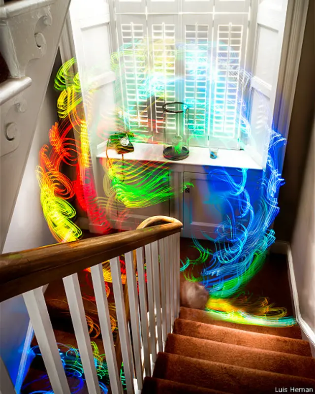 Estudante fotografou as formas e cores das redes sem fio que nos rodeiam diariamente