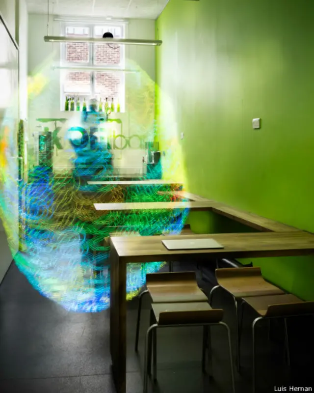 Estudante fotografou as formas e cores das redes sem fio que nos rodeiam diariamente