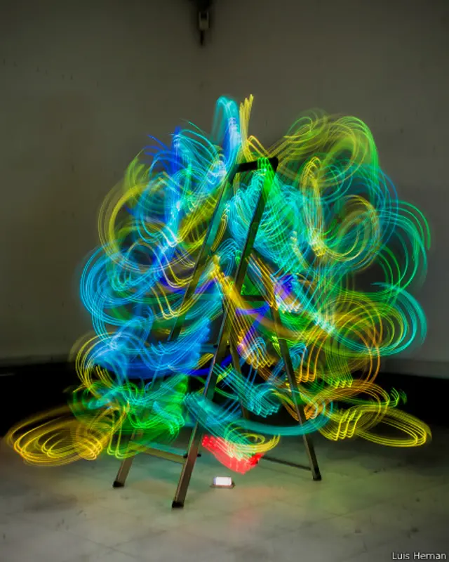 Estudante fotografou as formas e cores das redes sem fio que nos rodeiam diariamente