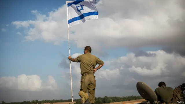 Soldado israelí mira hacia Gaza desde un tanque