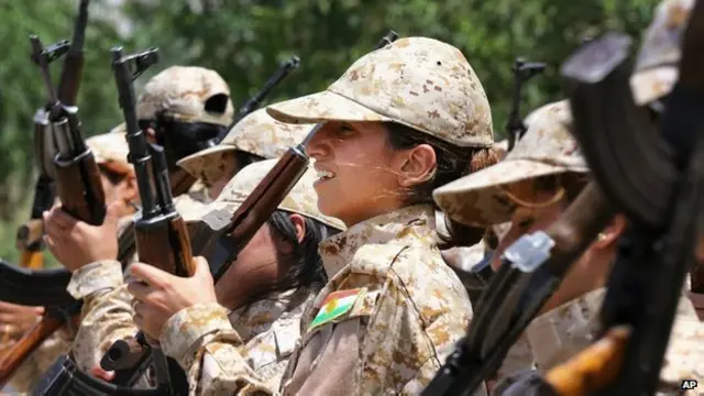 تسمي القوات الكردية "البشمرغة" وتضم فرقا من الفتيات